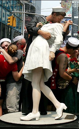 Escultura al beso en Times Square